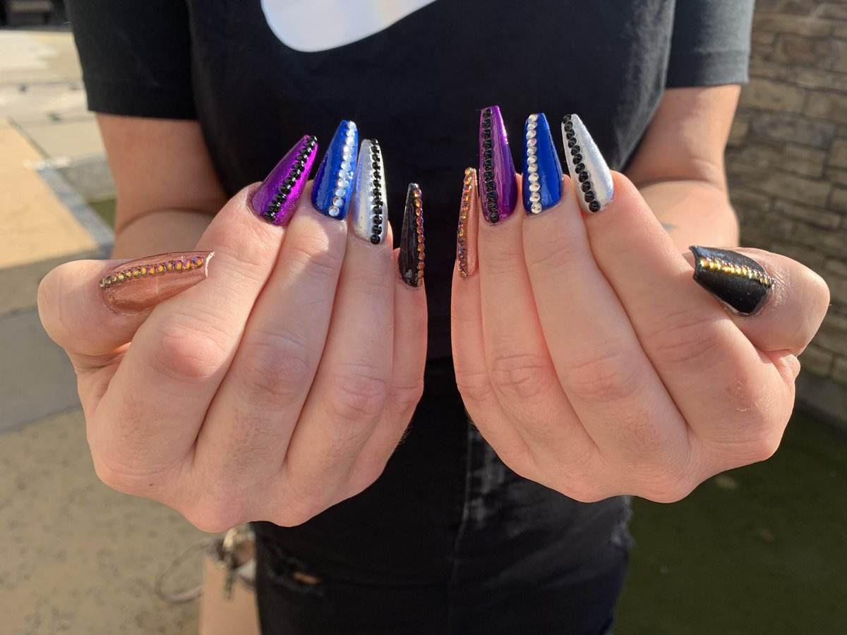 JessWellington2's tweet photo. New day, new nails by my girl @nailtechkattt
#nails #nailart #chromenails #multicolornails #nailtech #coffinnails https://t.co/pyHzZHDBWU