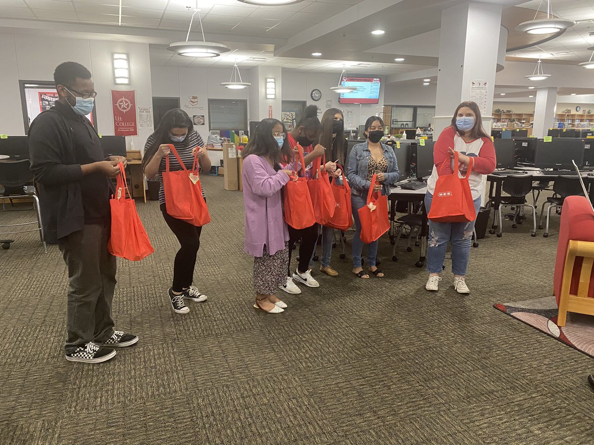 thepolishededu's tweet photo. @HAABSE3 YIC was on the move today! We were at Goose Creek Memorial @gcmhspatriots on today gifting deserving future educators ! ❤️🖤❤️ @GCMCCC #HAABSEYICtakeover https://t.co/lEGyQydwER