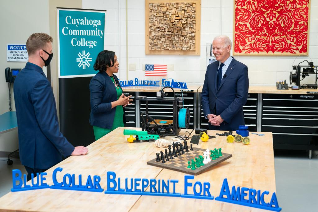 POTUS46Archive's tweet photo. We have a choice to make. We can keep giving every break in the world to corporations and CEOs. Or, we can ask them to pay their fair share and use that money to make two years of community college free for every student in America.

I know what I choose. https://t.co/ccwgGHjo3R