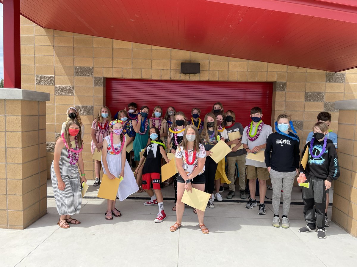 BSDWashington's tweet photo. Congratulations 6th grade class of 2021! #bsdpride #bsdwildcatproud #everythingspossiblebsd https://t.co/TwubdOfaIA