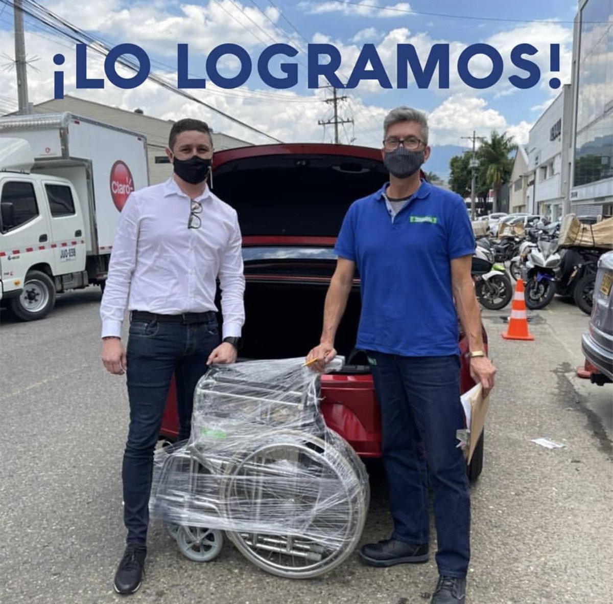 UnViejoFavor's tweet photo. Luego de lllamar, de buscar con muchos viejos favores, apareció un corazón cargado de solidaridad y amor , ellos nos donaron la silla de ruedas para que la familia de doña Francia pueda tener cómo salir con su hijo que tiene problemas de movilidad. https://t.co/Gx34Fsxjz8