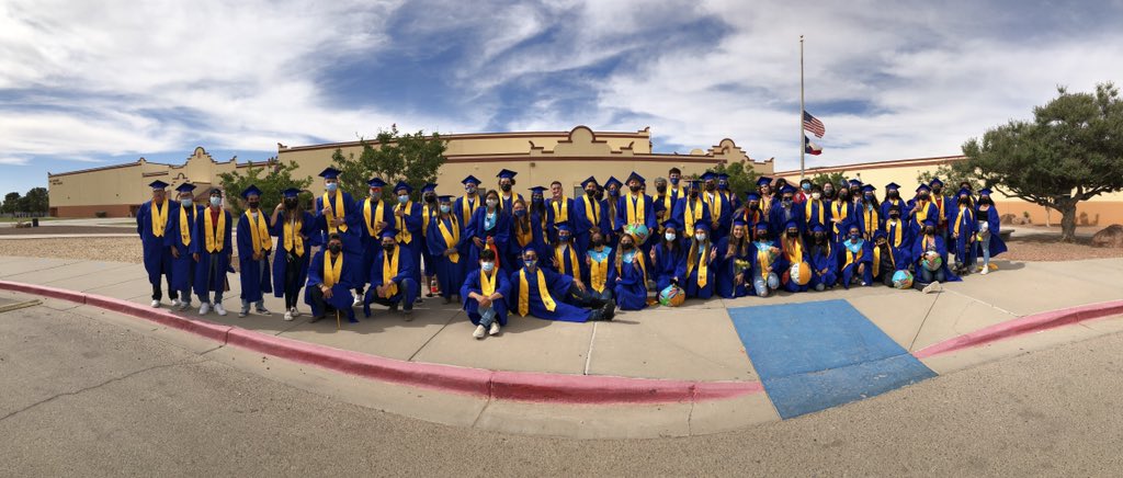 LozanoSEHS's tweet photo. Thank to everyone who came out to celebrate 🎉 @SE_CO21 ! We wish you the best 🎓 seniors. #sehsthebest https://t.co/EJEpAJHETb