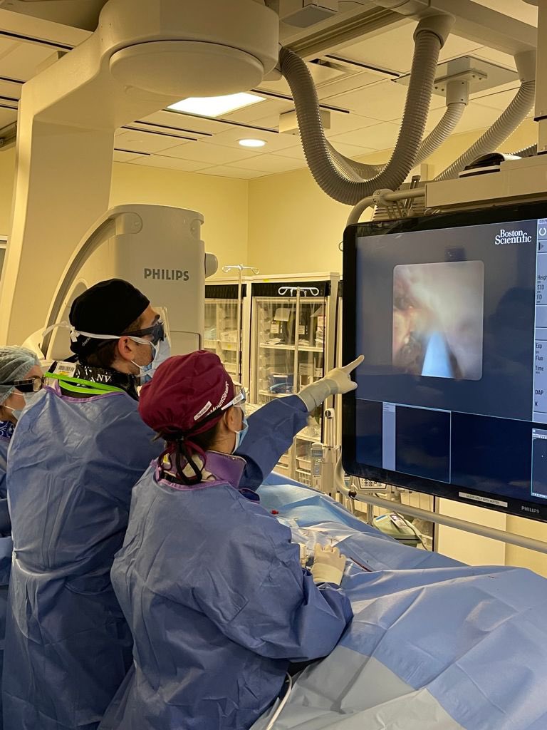 Mount Sinai IR (@mountsinaiir) on Twitter photo LIVE <a href="/MountSinaiIR/">Mount Sinai IR</a> biliary #endoscopy for stone retrieval w/ <a href="/bostonsci/">Boston Scientific</a> spyglass! <a href="/vivianbishay/">vivian bishay</a> <a href="/NVoutsinas/">Nicholas Voutsinas, MD, MBA, RPVI</a> @rickikorff #IRad 🔎🕵🏻♀️ LIVE <a href="/MountSinaiIR/">Mount Sinai IR</a> biliary #endoscopy for stone retrieval w/ <a href="/bostonsci/">Boston Scientific</a> spyglass! <a href="/vivianbishay/">vivian bishay</a> <a href="/NVoutsinas/">Nicholas Voutsinas, MD, MBA, RPVI</a> @rickikorff #IRad 🔎🕵🏻♀️