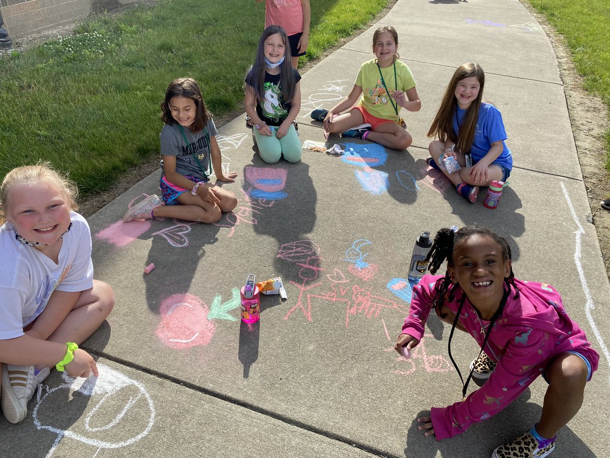 HornadayTweets's tweet photo. Let’s “chalk” it up to a great day of our countdown! #Day8of10DayCountdown @mvcsc_district @FESElem #2ndGrade #WeRMV https://t.co/BKaluEUcDC