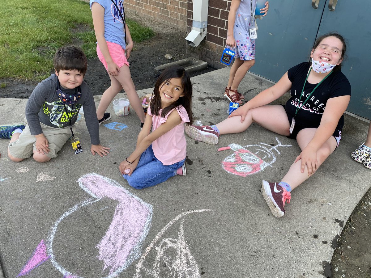 HornadayTweets's tweet photo. Let’s “chalk” it up to a great day of our countdown! #Day8of10DayCountdown @mvcsc_district @FESElem #2ndGrade #WeRMV https://t.co/BKaluEUcDC