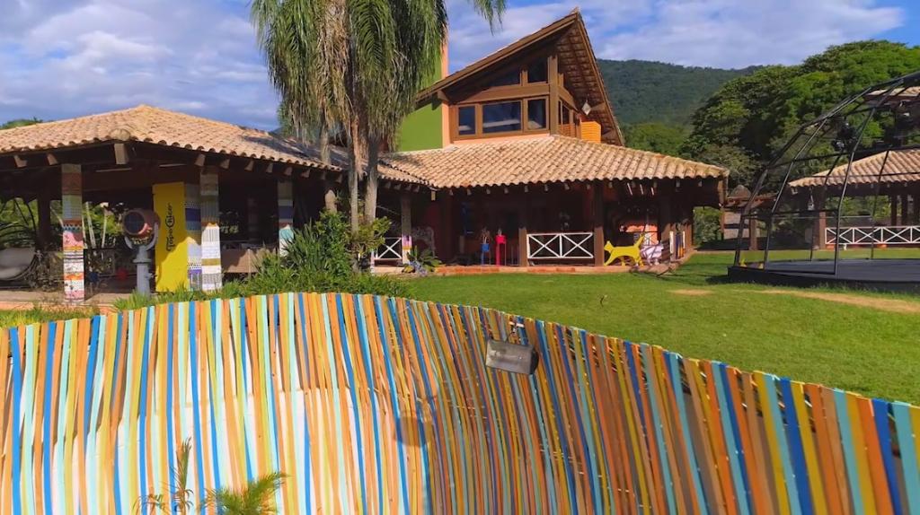 Quinta é dia de #DeFeriasCelebs! Já estamos ligados na <a href="/MTVBrasil/">MTV BRASIL</a> que às 22h tem episódio inédito de #ExNaMTV! Como sempre, #TopoChicoHardSeltzer traz aquele clima de verão pra casa com refrescância e 90 calorias por lata. @mtvdeferiasbr #BebaComModeracao spr.ly/6013yG4NS