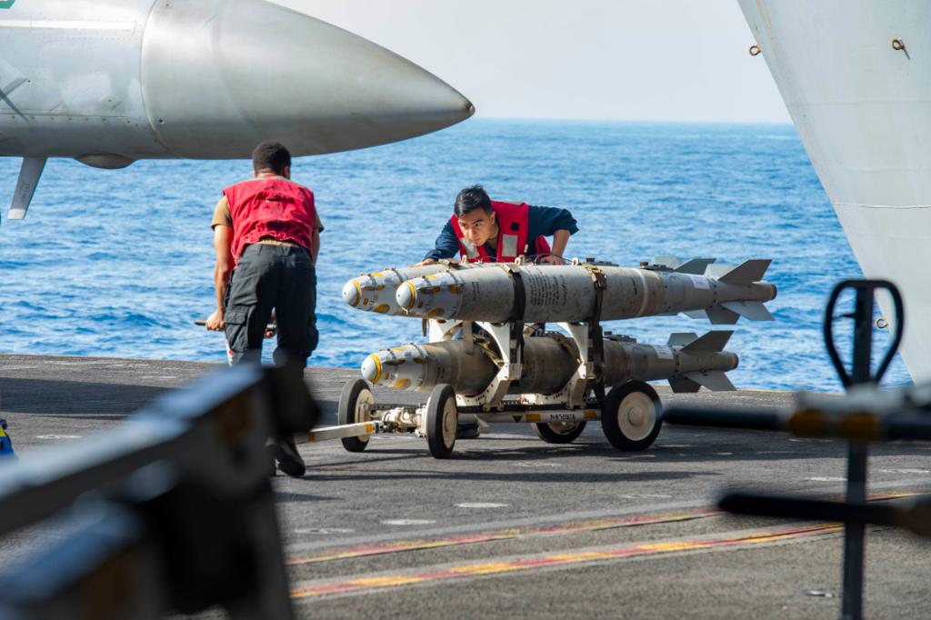 USNavy's tweet image. @USNavy photos of the day: #USSPaulIgnatius launches SM-3 missile #AtSeaDemo #FormidableShield, #USSShiloh live-fire @INDOPACOM, #USSDwightDEisenhower @TheCVN69 #FLTOPS and ordnance onload @US5thFleet   ⬇️ info &amp;amp; download ⬇️:navy.mil/Resources/Phot…