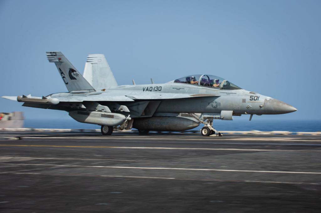 USNavy's tweet image. @USNavy photos of the day: #USSPaulIgnatius launches SM-3 missile #AtSeaDemo #FormidableShield, #USSShiloh live-fire @INDOPACOM, #USSDwightDEisenhower @TheCVN69 #FLTOPS and ordnance onload @US5thFleet   ⬇️ info &amp;amp; download ⬇️:navy.mil/Resources/Phot…