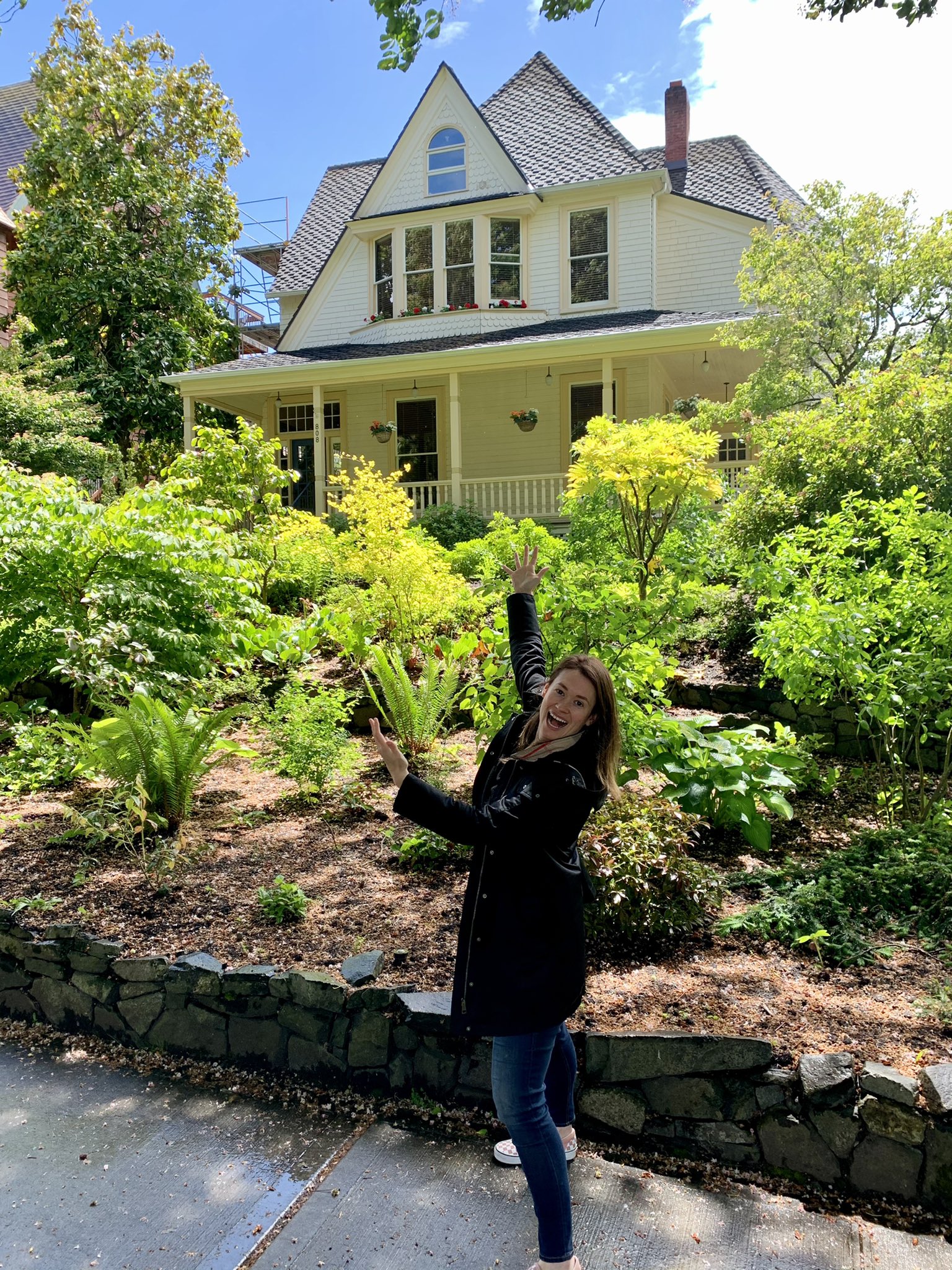 Julia Cunningham Casual Photoshoot In Front Of The House Greenhouse From The Hand That Rocks The Cradle T Co Wbhhp5ztm1 Twitter