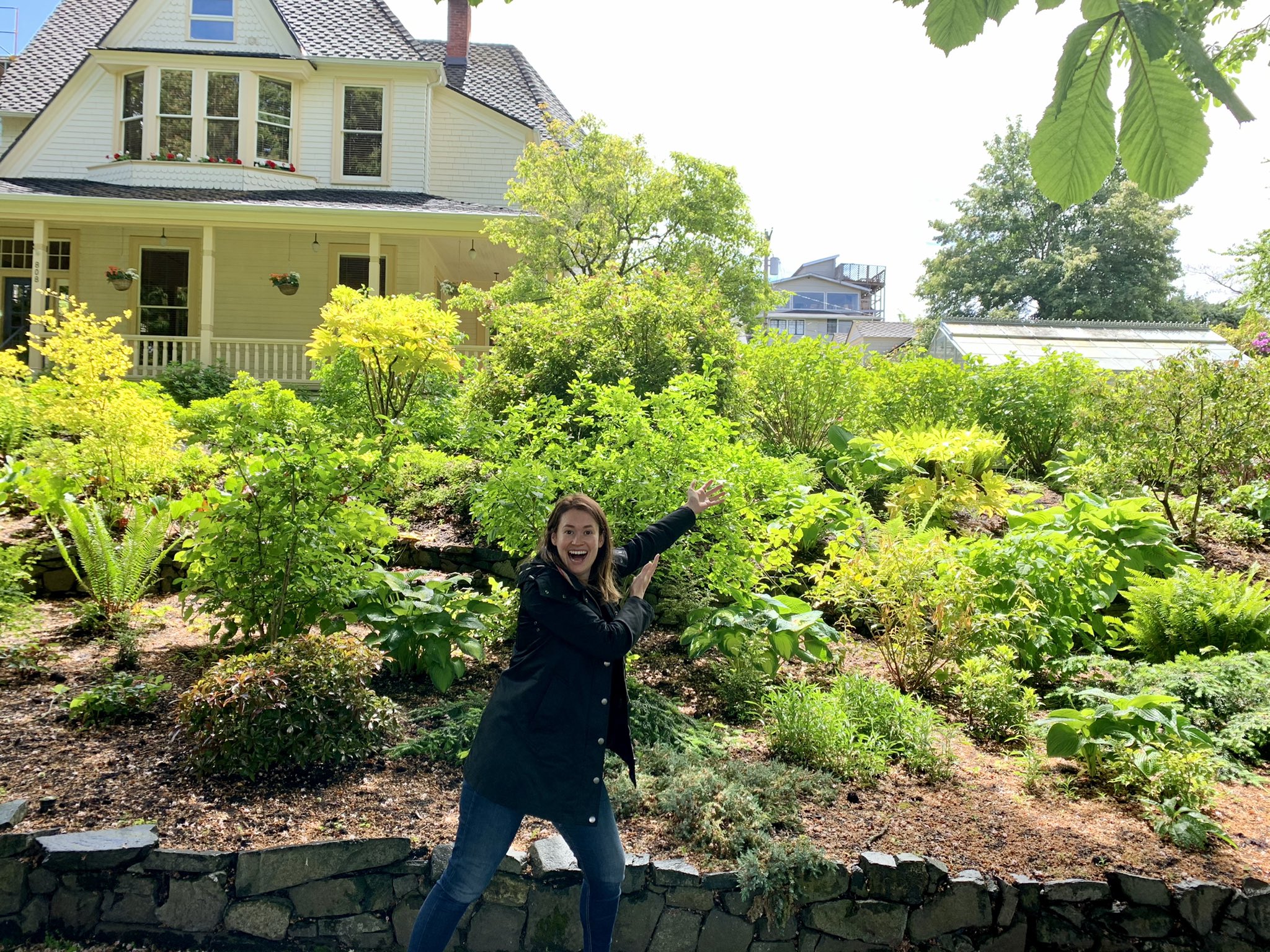 Julia Cunningham Casual Photoshoot In Front Of The House Greenhouse From The Hand That Rocks The Cradle T Co Wbhhp5ztm1 Twitter