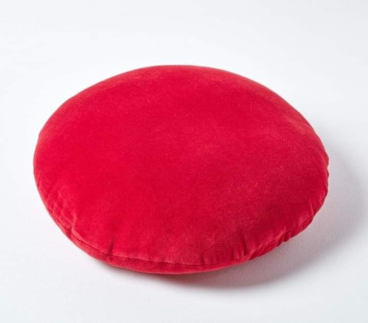 KahiryRox's tweet photo. COUSSINS RONDS 
40cm Ø

Sur commande 👇
+224 625998400
Kahiryrox@gmail.com https://t.co/mgZN8EVuyf