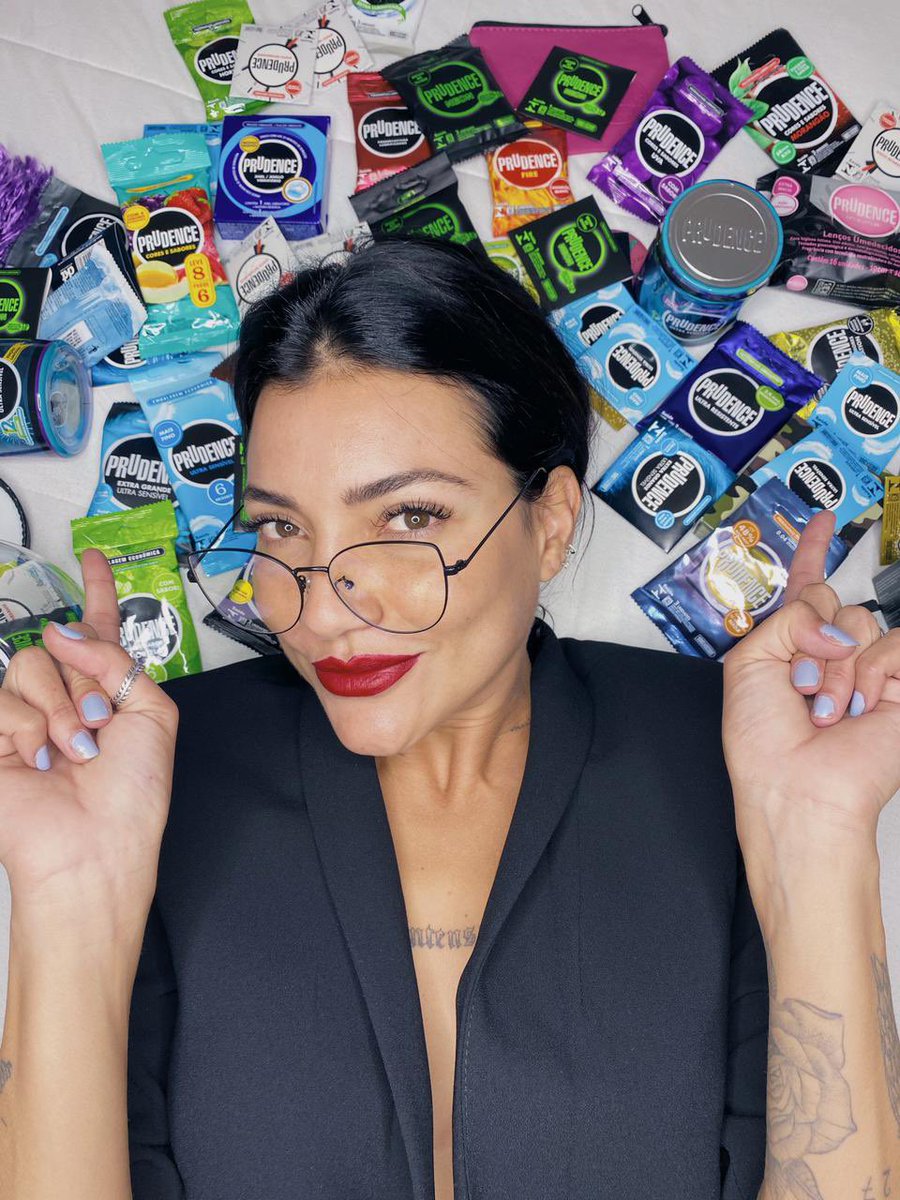 oficialprudence's tweet photo. Primeiro você põe a Prudence e depois… 😈 Eu já estou prontinha pra encontrar vários ex's e quem sabe futuros pretendentes😎 . E você, tá querendo o que para essa quinta-feira a noite? #UsePrudence #DeFeriasCelebs #ExNaMTV https://t.co/LkzQnnjziG