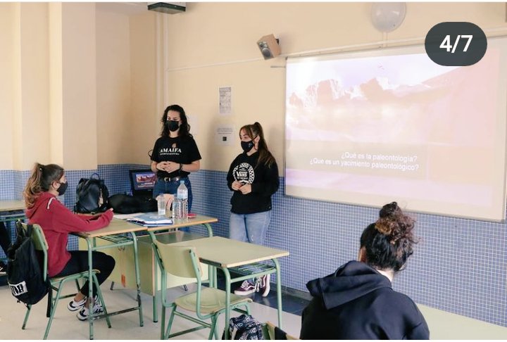 AAmaifa's tweet photo. Charla dirigida al alumnado de 2ºESO del @iesjandia Conociendo la importancia e la historia de la #paleontologia de #Fuerteventura. Concienciando acerca del cuidado y las buenas acciones cada vez que se visitan lugares de esta indóle. #medioambiente @CabildoFTV #AMAIFAte 🖤🌍 https://t.co/Pmkf7LWSyA
