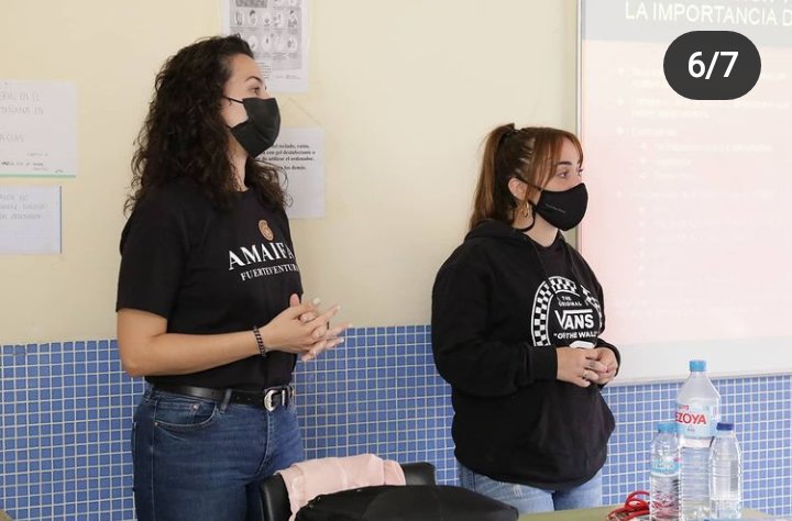 AAmaifa's tweet photo. Charla dirigida al alumnado de 2ºESO del @iesjandia Conociendo la importancia e la historia de la #paleontologia de #Fuerteventura. Concienciando acerca del cuidado y las buenas acciones cada vez que se visitan lugares de esta indóle. #medioambiente @CabildoFTV #AMAIFAte 🖤🌍 https://t.co/Pmkf7LWSyA