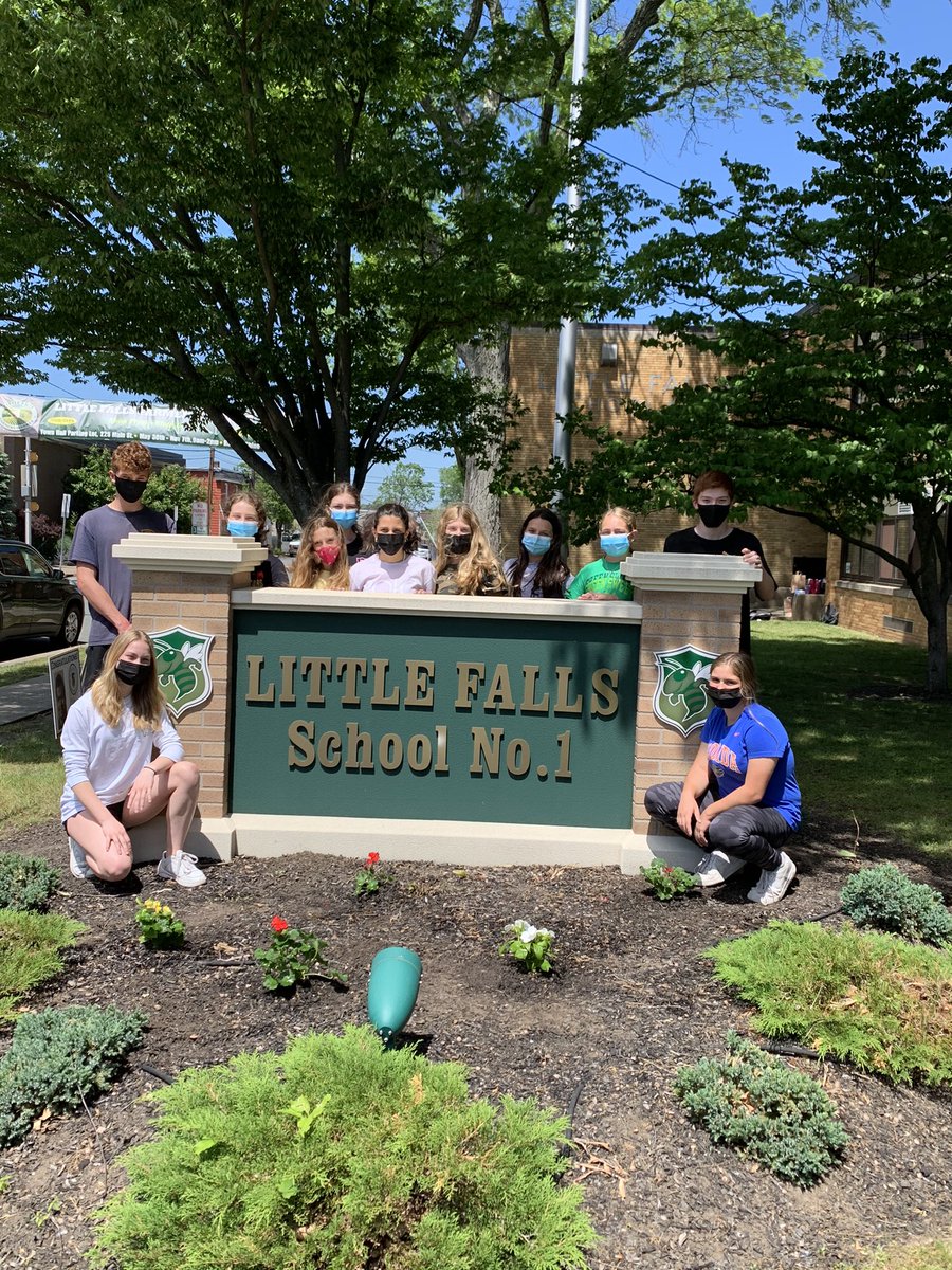 bstrippoli1's tweet photo. Jr. Municipal Alliance members planted flowers outside of School #1. Such an amazing group of kids - giving back to their school - school beautification! @LFPrincipal1 @LFschools #hornetpride 🐝 https://t.co/ECFi0SC3tK