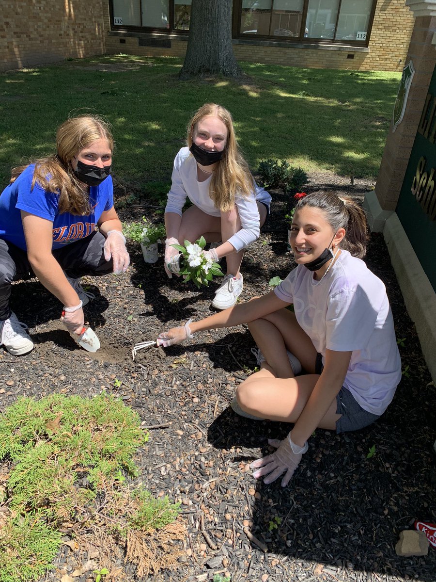 bstrippoli1's tweet photo. Jr. Municipal Alliance members planted flowers outside of School #1. Such an amazing group of kids - giving back to their school - school beautification! @LFPrincipal1 @LFschools #hornetpride 🐝 https://t.co/ECFi0SC3tK