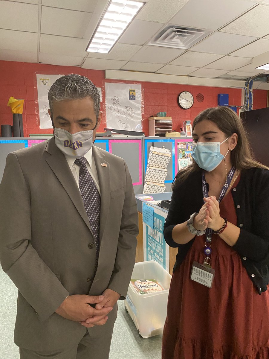 6th Grade Graphic Story Showcase at Vernon! Students were excited to share with teachers and administrators their original narratives told in pictures and words after learning about graphic novelists and the techniques they use for visual storytelling.