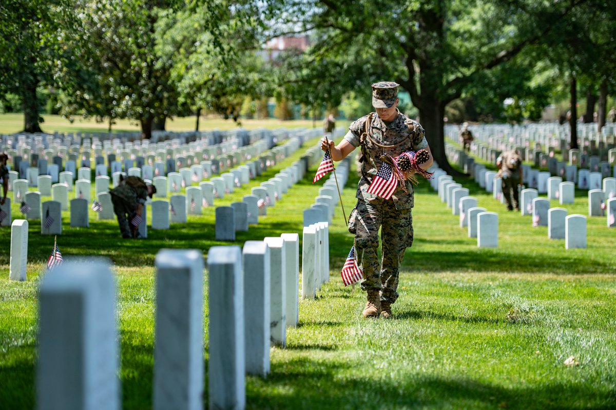 ArlingtonNatl's tweet photo. Today, soldiers from the U.S. Army 3d U.S. Infantry Regiment (The Old Guard), along with service members from all armed forces service branches, place over 265,000 U.S. flags at every gravesite, columbarium court column, and niche wall column as part of #FlagsIn.

#HonorThem https://t.co/A2dZUZhLOe