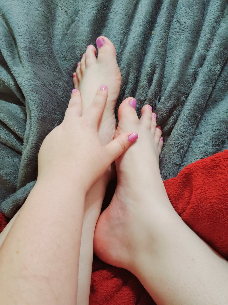 withlovelottie's tweet photo. toe time 💜 
i think i have pretty feet... 
thinking about rubbing something warm and hard 🍆💦😘 https://t.co/uRIgIm6doV
