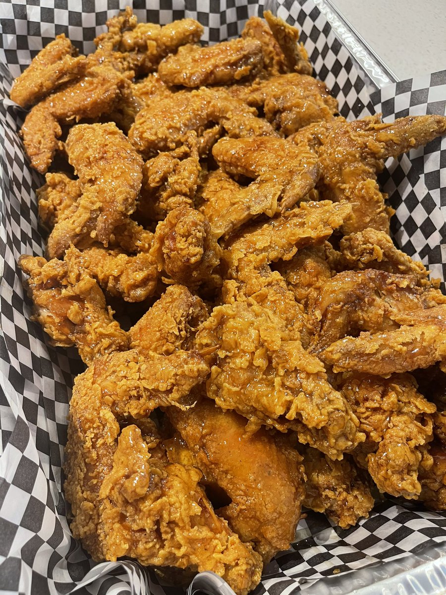 These Fried Honey Wings make ya say
“Ohh Na Na Naaa🗣”
•
•
•
•
#cookingwithchefdj #houstonchef #cheflife🔪 #houstonchefs #nolachef #htxfoodie #friedchicken #friedfoods #friedfood #htxfood #texaschef #creolefood #nolafood #nolafoodie #creole #houstoncatering #houstoncaterer