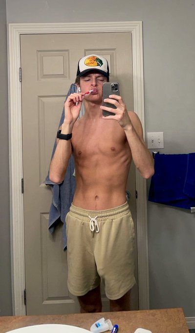 Just brushing my teeth ? https://t.co/ieJvZITiiR