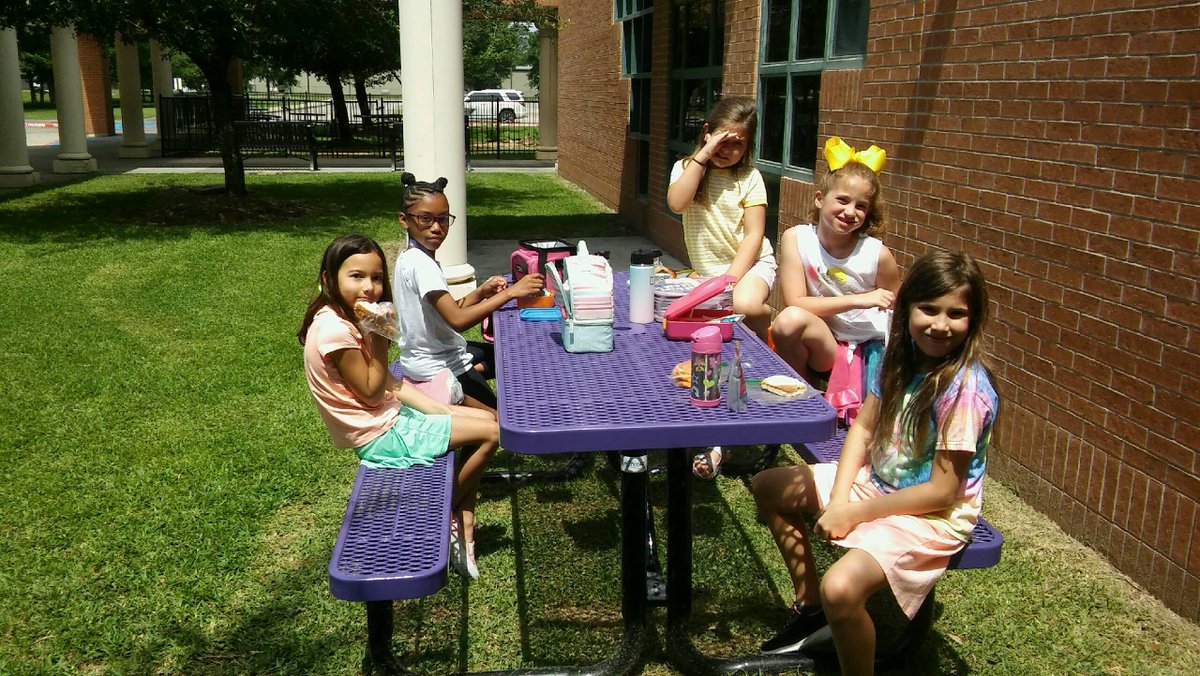 MsPaul_MBE's tweet photo. Picnic Lunch. Enjoying the sunshine.
@HumbleISD_MBE   #mbebears2021   #mbeisfamily    #LightTheWay https://t.co/m34QBlco00