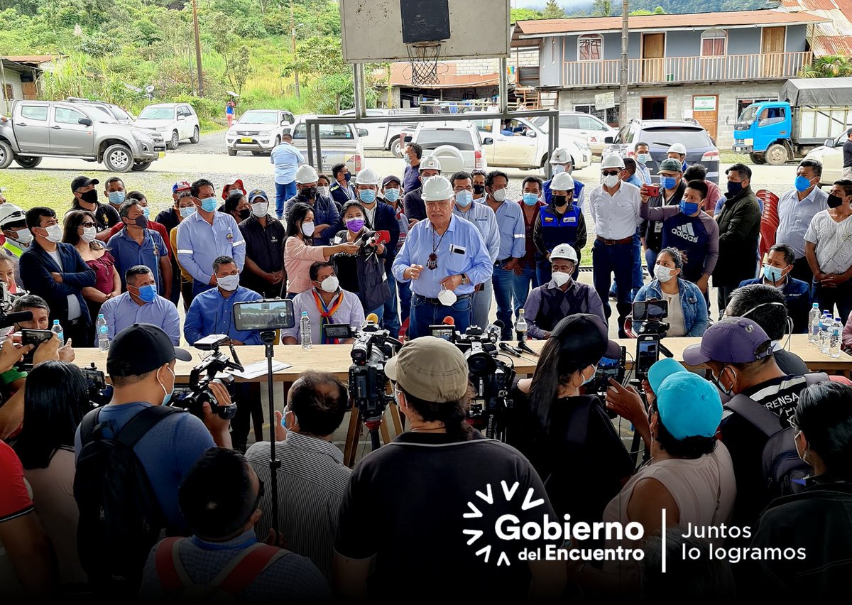 Gobersucumbios's tweet photo. @albaro_beltran @Gobersucumbios junto al ministro de @ObrasPublicasEc @MarceloCabrera y autoridades locales realizaron un recorrido por el sector de San Luis a fin constatar la magnitud de los daños y gestionar soluciones integrales y definitivas para la vialidad de la #Amazonía https://t.co/fgEdMQps1Z