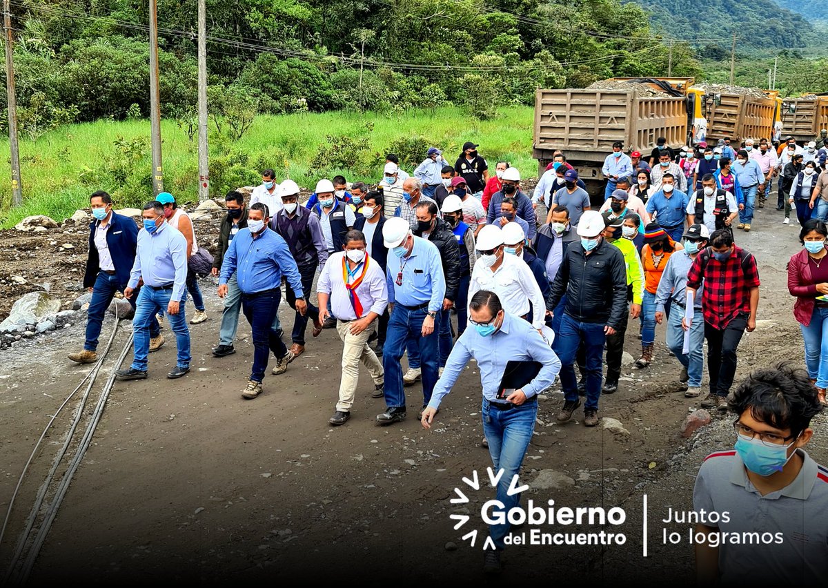 Gobersucumbios's tweet photo. @albaro_beltran @Gobersucumbios junto al ministro de @ObrasPublicasEc @MarceloCabrera y autoridades locales realizaron un recorrido por el sector de San Luis a fin constatar la magnitud de los daños y gestionar soluciones integrales y definitivas para la vialidad de la #Amazonía https://t.co/fgEdMQps1Z