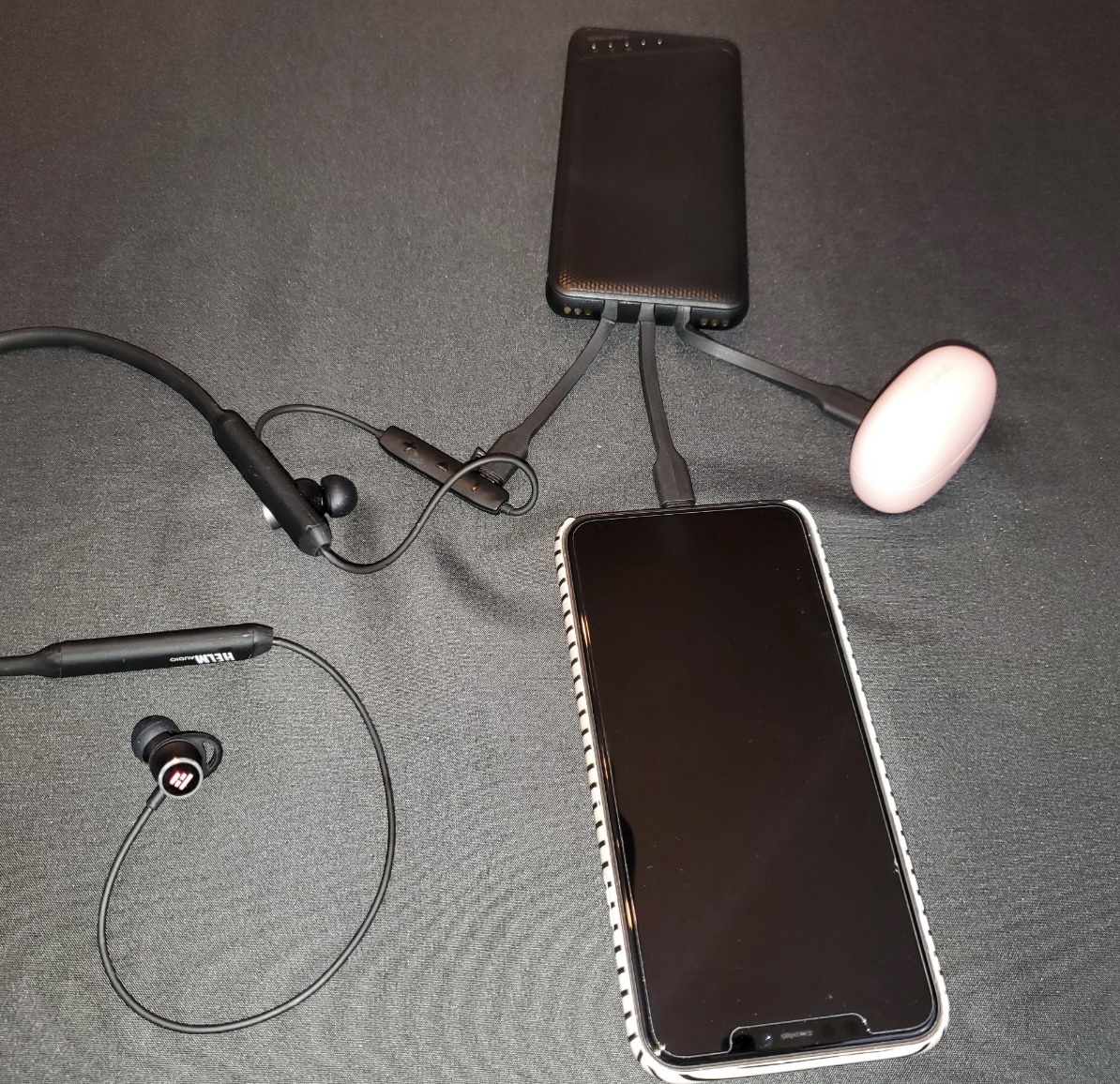 nrpena's tweet photo. More pics from @HiTechchic #ProductReview of @GlocalMeMoments #TriForce #Wifi #HotSpot. Used @1MoreGlobal #ComfoBuds & @HelmAudio #SportsBand to test out the #PowerBank! https://t.co/LVBJJ6QCYf