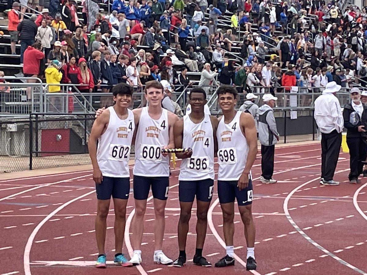 LNEagleTF's tweet image. 4x400 STATE CHAMPS!!!