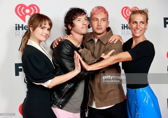 vialisms's tweet photo. algunos clikkies: tyler y josh estan CASADOS, tienen ESPOSAS, no hagan chistes de JOSHLER, jenna y debby van a ENOJARSE, RESPETEN 😤😤

tyler, josh, jenna y debby: https://t.co/a25mqsZRDv