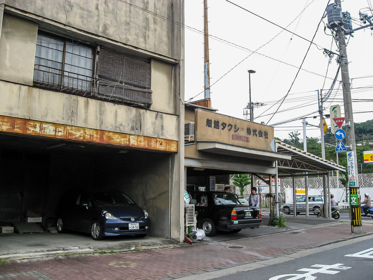 ট ইট র 三日画師 横須賀市船越町一丁目の商店街へ 南の国道16号横須賀街道側に船越タクシーがある 船越町の中央を東西に貫く全蓋式アーケード商店街の仲通り商店街 商店街の中にすずらんの形をした街路灯が並んでいる 06年5月21日撮影 T Co