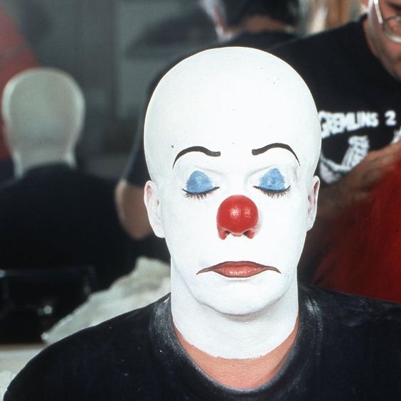 panicomx's tweet photo. Sorprendente transformación de Tim Curry para la película "Eso" 1990 🎈🎥
#pánico #terror #miedo #eso #pennywise #destrasdecamara #makeup https://t.co/gb50bi5jNT