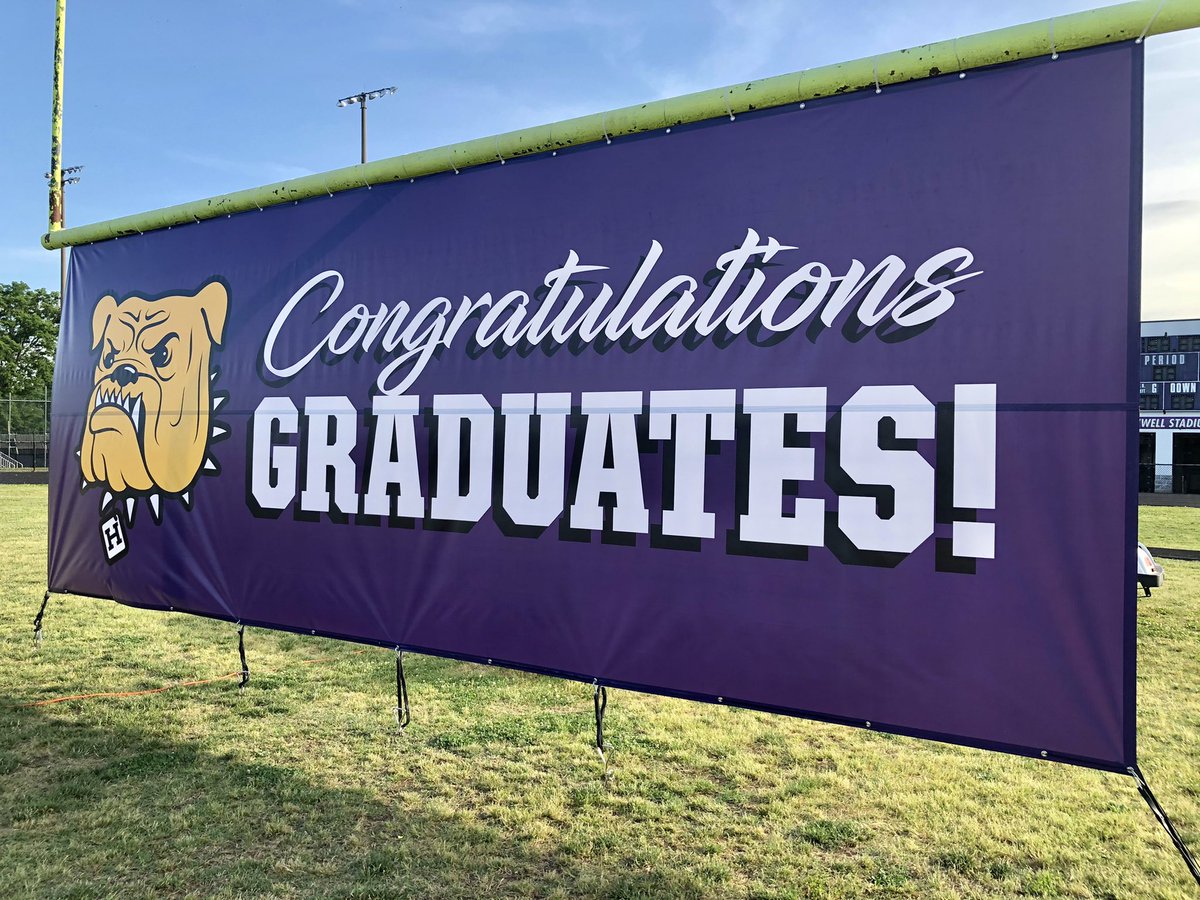 JCPSKY's tweet photo. 🎓 Cheers to the Class of 2️⃣0️⃣2️⃣0️⃣! @WeAreMaleHigh welcomed back last year’s senior class for a special ceremony since they weren’t able to do one last year. These graduates said it was surreal and extra special to have this reunion tonight! #WeAreJCPS https://t.co/lA4tYxowVR