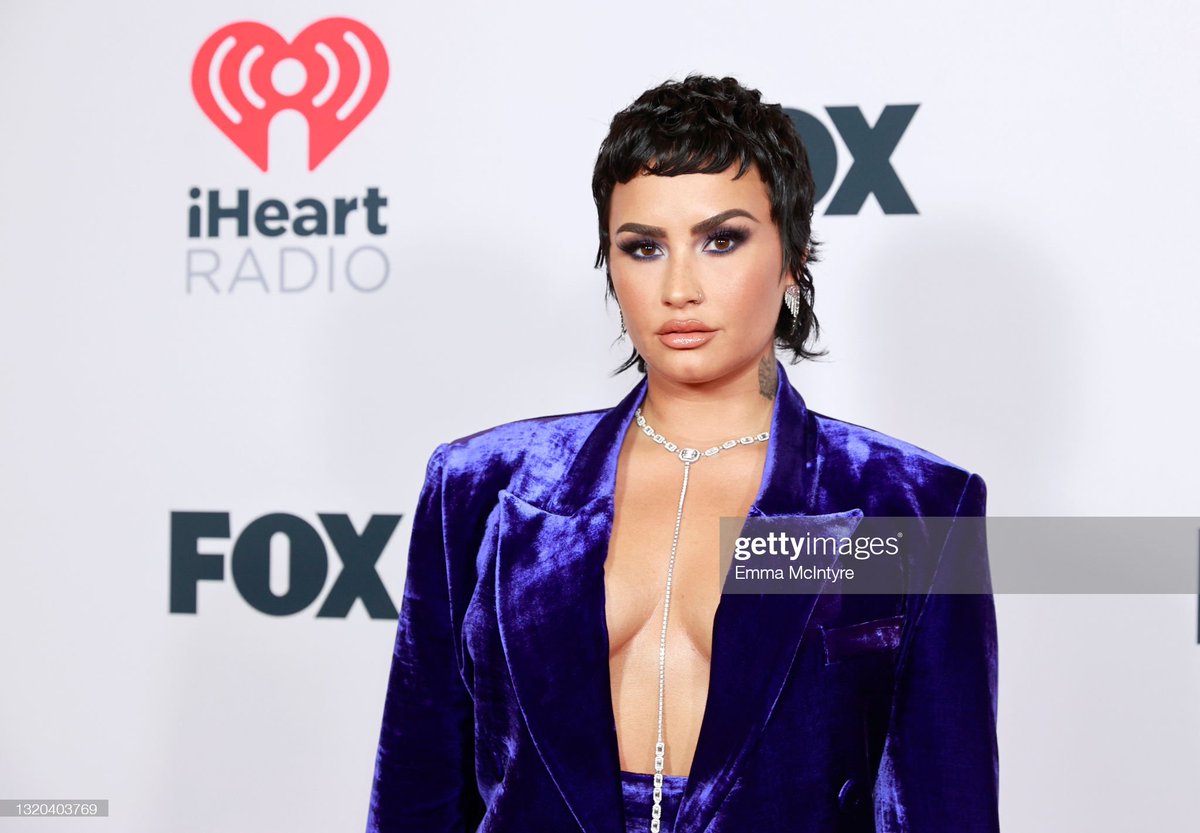 musicnewsfactpl's tweet photo. Demi Lovato podczas #iHeartAwards https://t.co/ksc0ypS8Ce