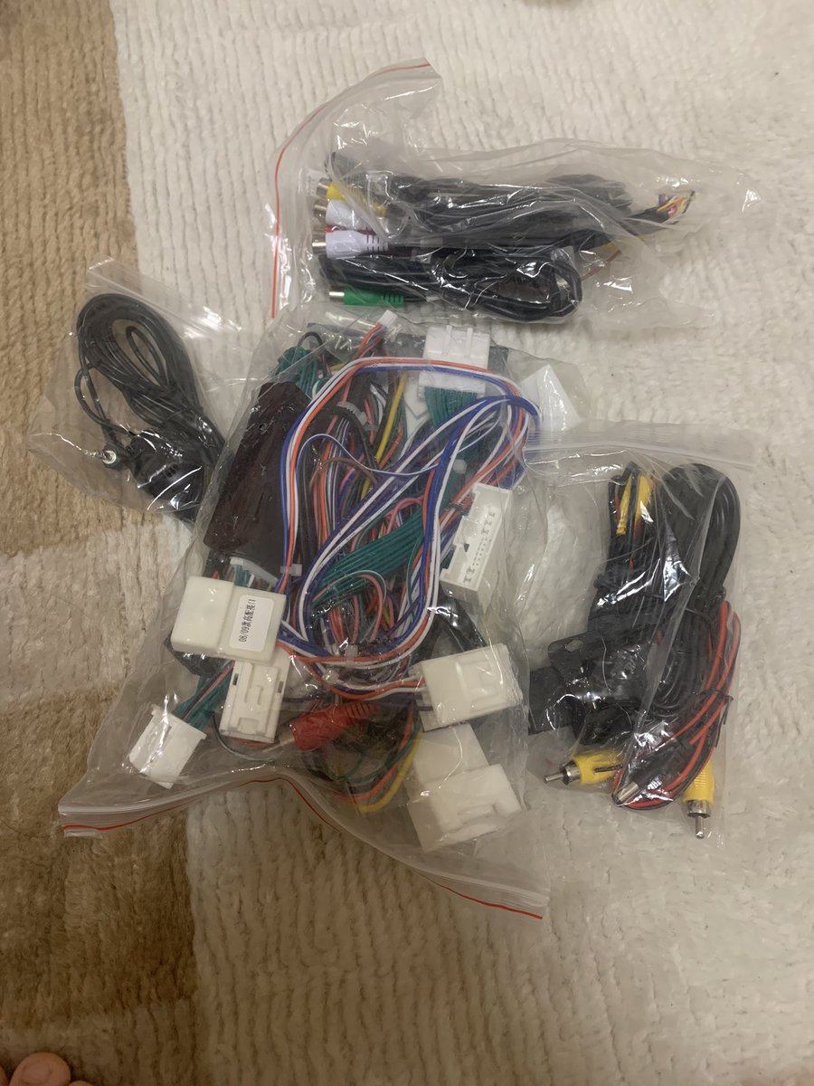 つけようと思って結局付けなかったので誰か買ってください！is250のナビです！値段はDMで言います！