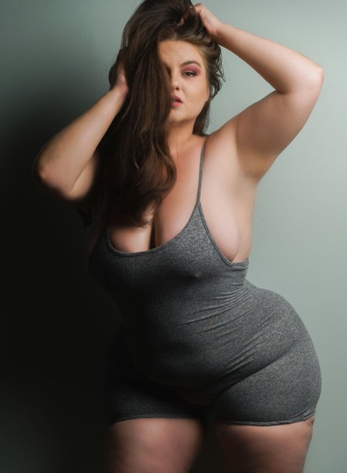 Mazzaratie Monica - 3 pic. I’m simply complex in all departments. 📸. @manfuryxxx https://t.co/SMa0aMi7qJ
