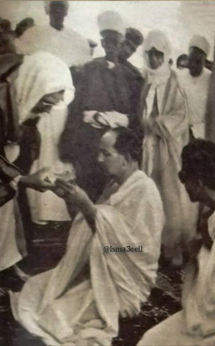 نفائس الصور 
محمد الخامس ملك المغرب في بيت الله العتيق بملابس الإحرام يصلي ركعتين خلف مقام إبراهيم
 ويظهر أغوات الحرم المكي بزيهم القديم، وزمزمي يقدم طاسه بها ماء زمزم عام 1379 هــ