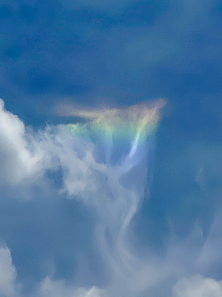 cecibird's tweet photo. @MarcWeinbergWX 
On this sunny afternoon, our students were amazed by this “rainbow” during our Field Day! — at Seymour-Redding Elementary School. @reddingschool https://t.co/TwOJl4btey