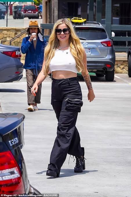 mediasofavril's tweet photo. MAY 27 | Avril Lavigne walking in Malibu. https://t.co/kPR9j6DTGt