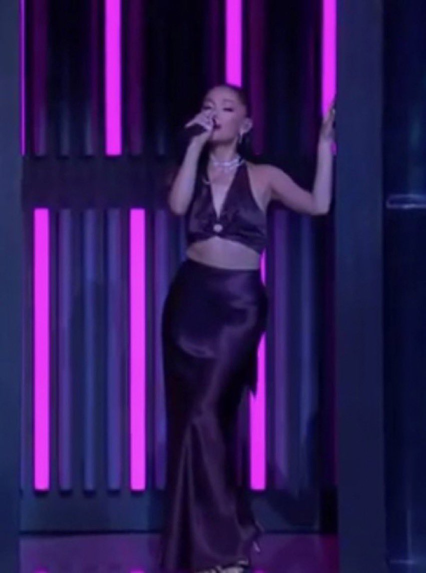 Hanza802's tweet image. anyone else getting meg vibes from ariana’s outfit