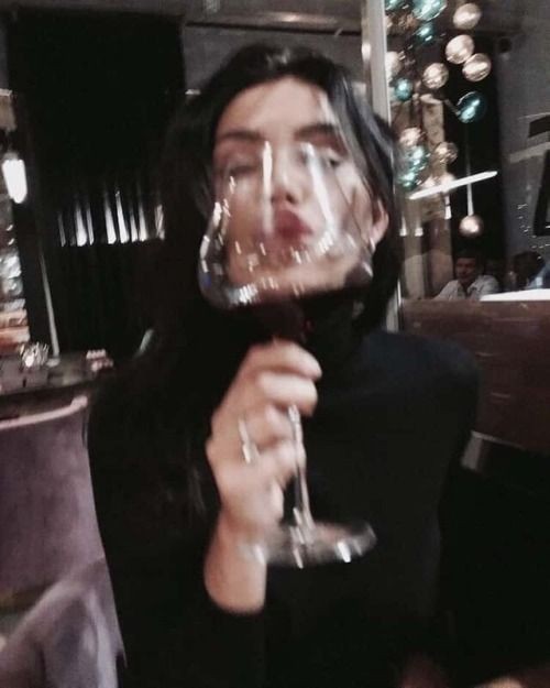 BauffremontS's tweet photo. Bebedeira modo on 

- Margot https://t.co/BJRpfZf6M5