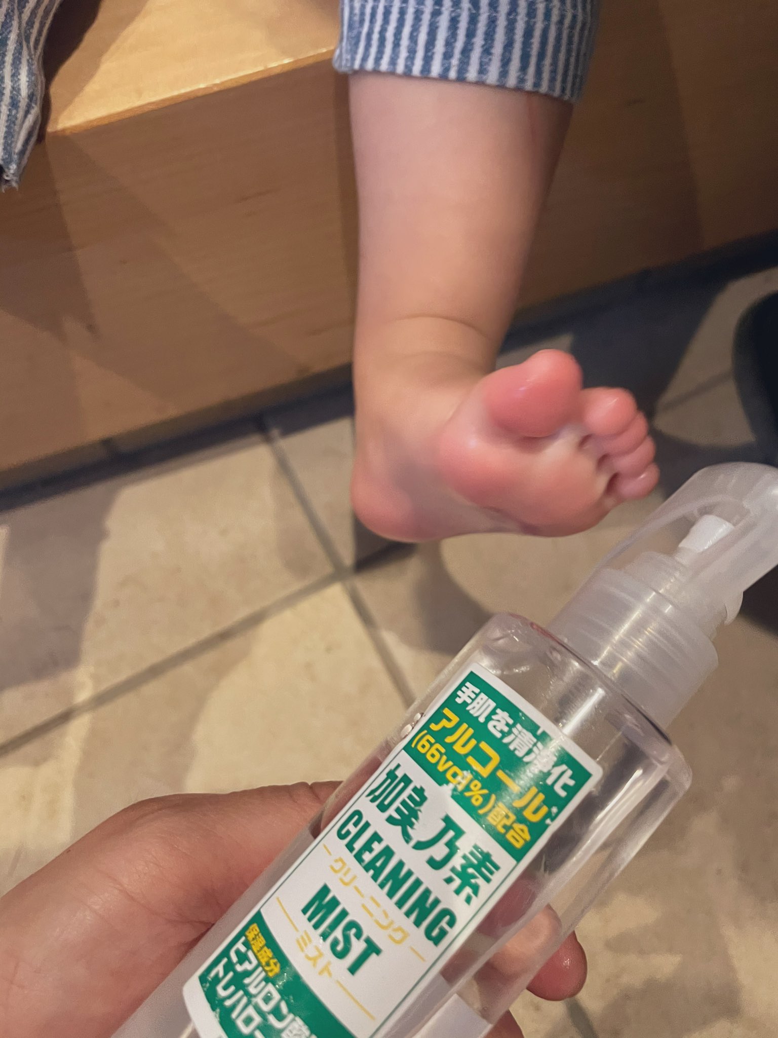 子供の足の裏に アレ を塗るだけで蚊に刺されなくなる 虫よけ要らずな裏ワザが話題に 子供の足の裏に アレ を塗るだけで蚊に刺されなくなる 虫よけ要らずな裏ワザが話題に