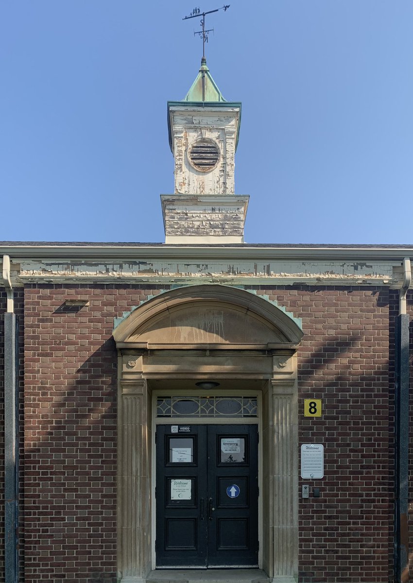 Toronto_Arch's tweet photo. North Preparatory Junior PS, Forest Hill, Page &amp; Steele, 1936. https://t.co/0Kobh6qdzm  #torontoarch #torontoarchitecture #toronto #architecture https://t.co/ugjVXBEjEc