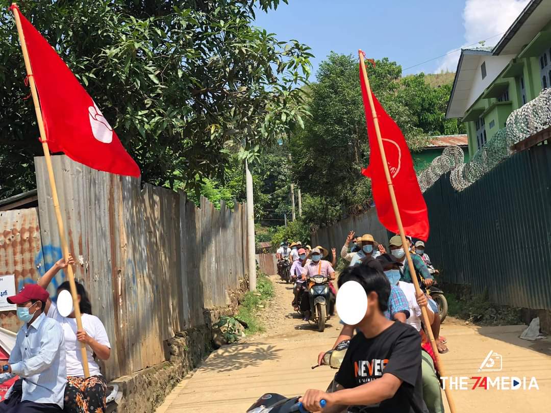 The74Media2019's tweet photo. ဖားကန့်မြို့နယ်၊ ဆိုင်းတောင်(ဆိပ်မူ)ကျေးရွာအတွင်း အတာ��အဆီးများရှိနေသော်လည်း စစ်အာဏာရှင်ဆန့်ကျင်ရေးဆိုင်ကယ်သပိတ်ကိုအောင်မြင်စွာပြုလုပ်နိုင်ခဲ့ - မေ ၂၈ ရက်၊ ၂၀၂၁ ခုနှစ် https://t.co/ch1SkppO8B