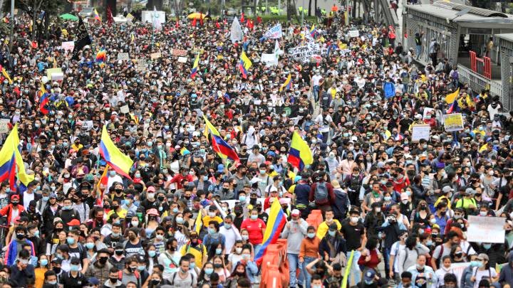marthaperaltae's tweet photo. Hoy se cumple un mes de #ParoNacional y popular en Colombia. 

Muchos los asesinados, cientos los desaparecidos, un saludo de dignidad y resistencia donde quiera que estén.

Vamos millones a las calles pacíficamente hoy #ParoNacional28M. Este país tiene que cambiar. https://t.co/7V7EdTM4dq
