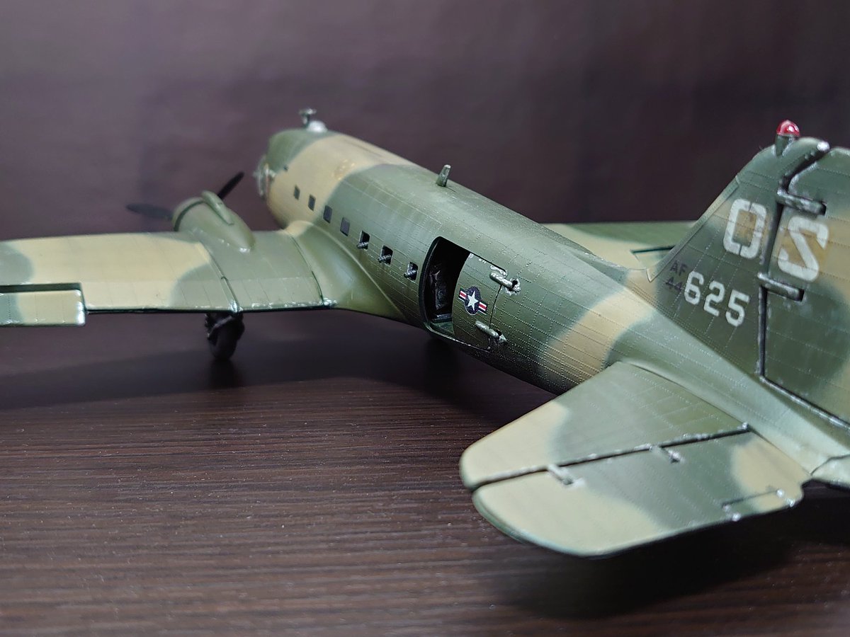 taitan55red's tweet photo. エアフィックス1/72
ダグラスAC-47 ガンシップ 完成しました。
フラップ類可動、全面リベット入りで作ってて楽しいキットでした。

#AIRFIX #AC47 #GUNSHIP https://t.co/WxtVGPzi5V