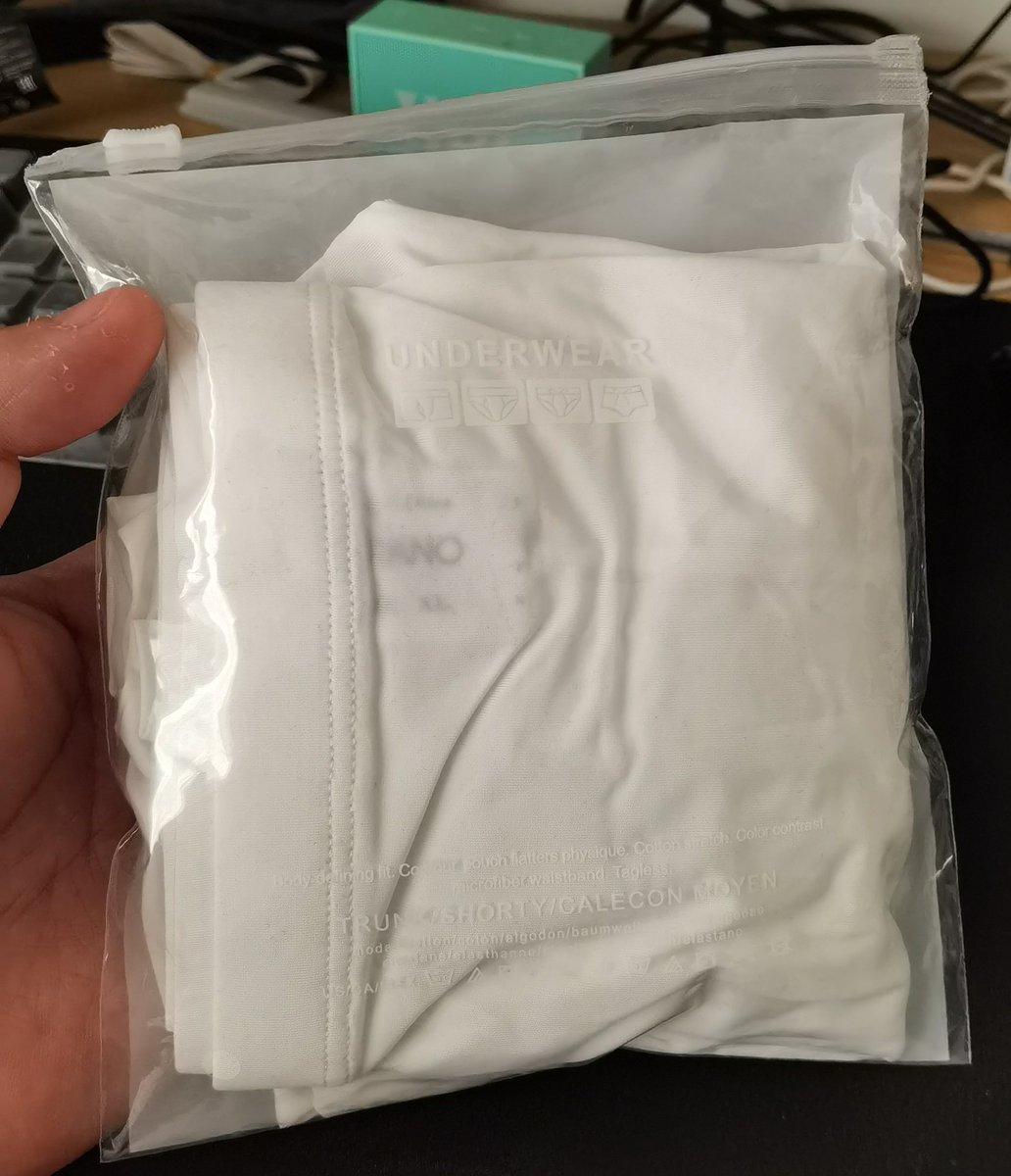 dktrme's tweet photo. 突然收到快递    被主人要求以后在家只能这样穿衣  拿外卖取快递都不可以加衣服 https://t.co/9V9vTgttXO