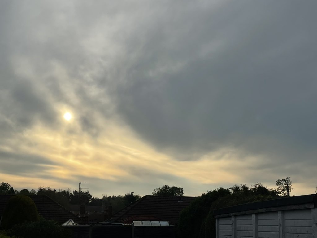 suesuesull1_sue's tweet photo. Is it my imagination or does the sky look out of focus? Just me then!! Only one more day to go then a lovely long weekend after the longest week from hell on record!! #NHS #stress #stressedatwork #fedup #needabreak #livemusic #LetTheMusicPlay https://t.co/k05I23chNr