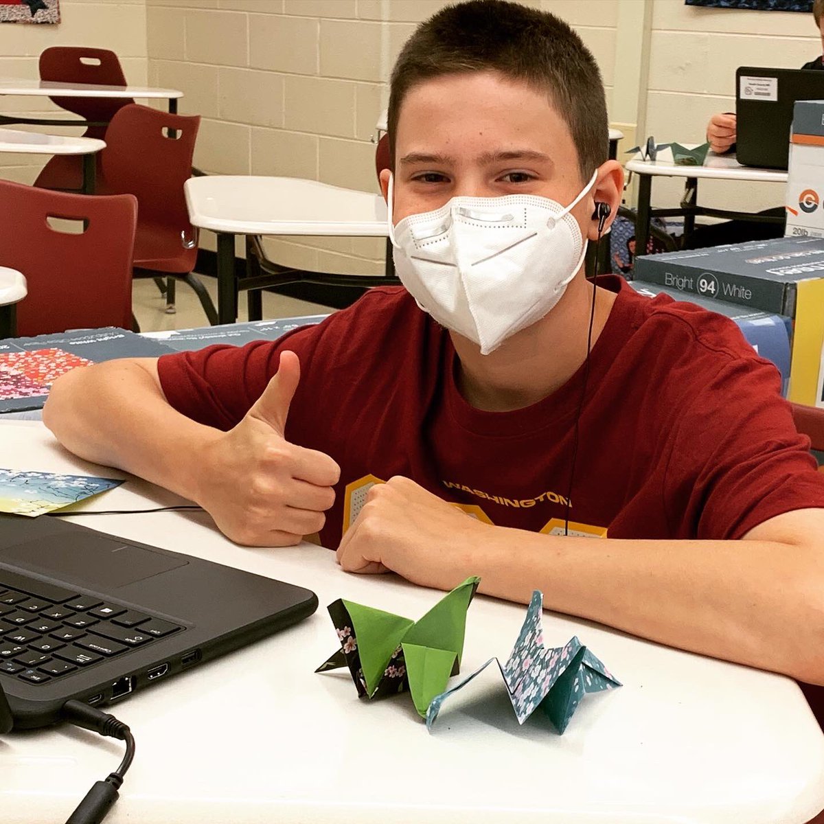 SPurpleteam's tweet image. Students Make that Change by making Origami cranes to promote peace &amp;amp; bring awareness to @UNGoals #16. The goal is to make 1000 origami cranes to display at the Hiroshima Peace Monument and collaborate with their @FCPS_GCP pen pals to do the same!